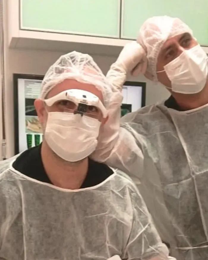 Dois dentistas paramentados para cirurgia