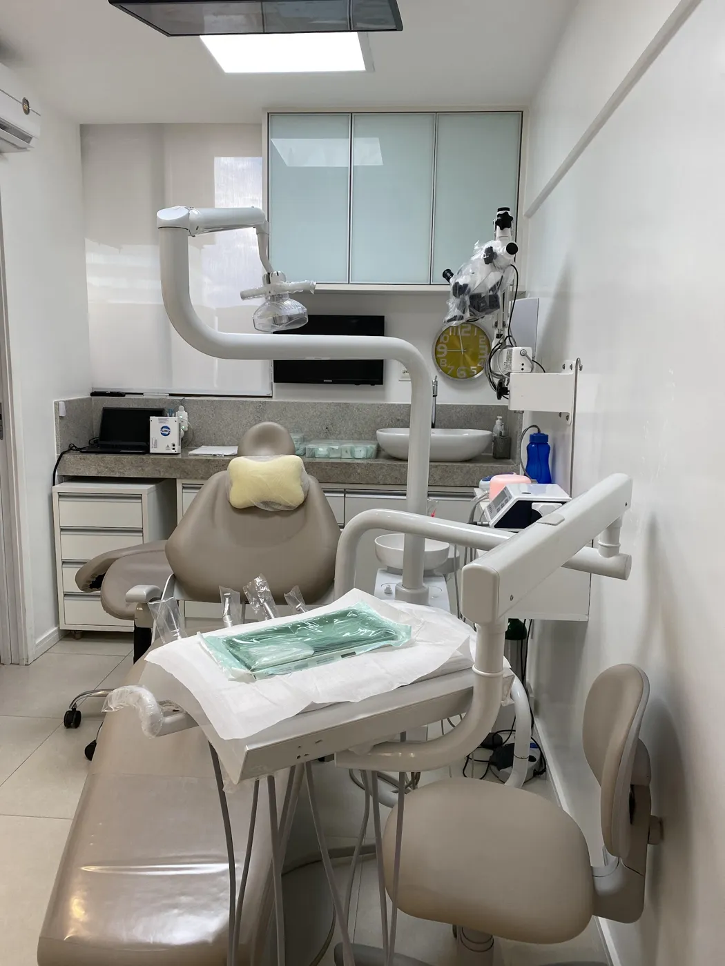 Cadeira odontológica em consultório claro