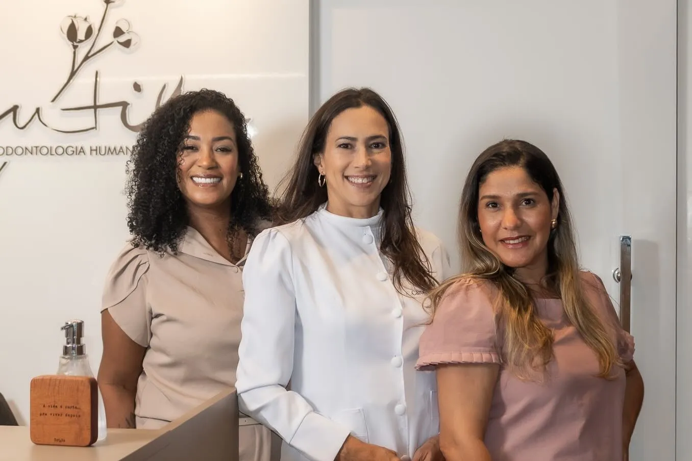 Dentistas da Sutil Odontologia na recepção da clínica