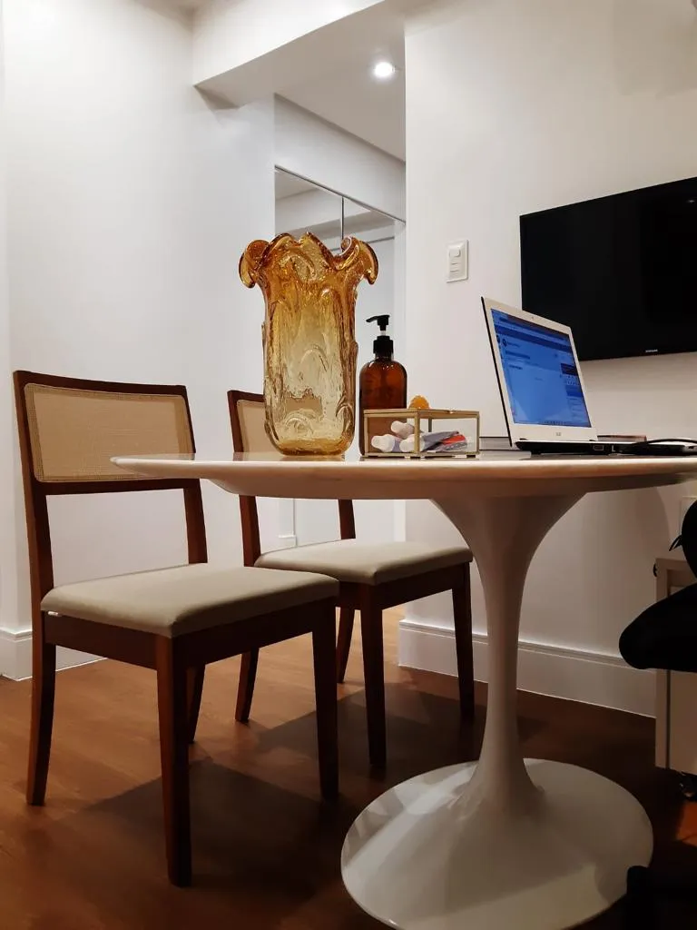 Mesa de atendimento com computador e televisão