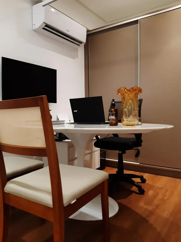 Sala de conversa com mesa redonda e cadeiras
