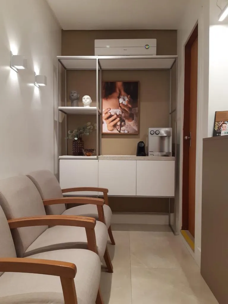 Sala de espera com poltronas e iluminação suave