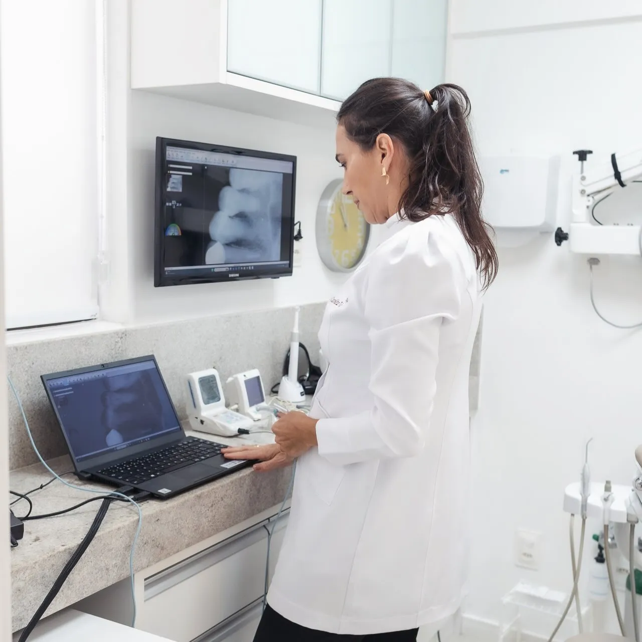 Dentista analisando imagem do dente na tela do computador